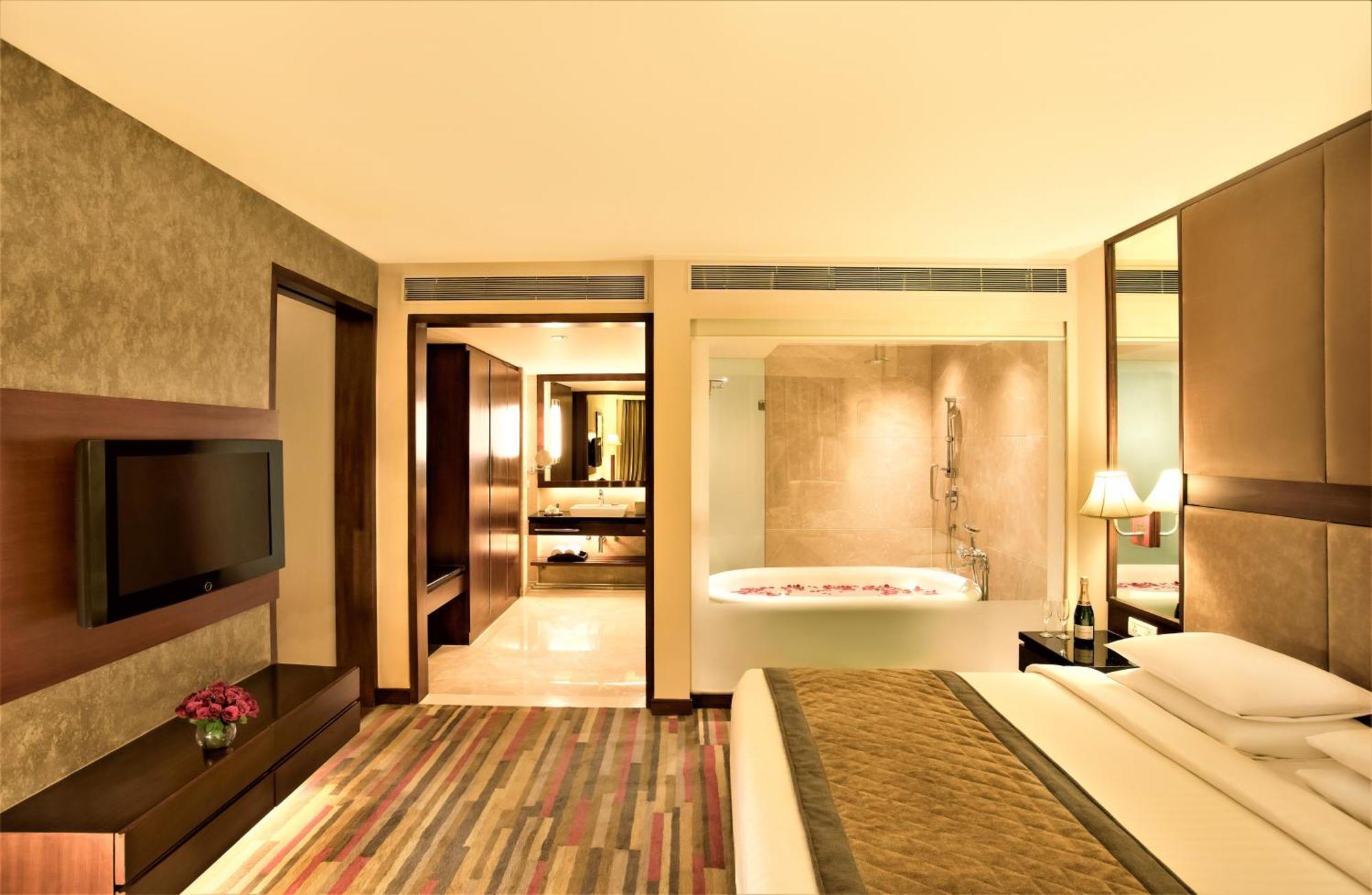 Hotel Courtyard By Marriott Ahmedabad Exterior foto
