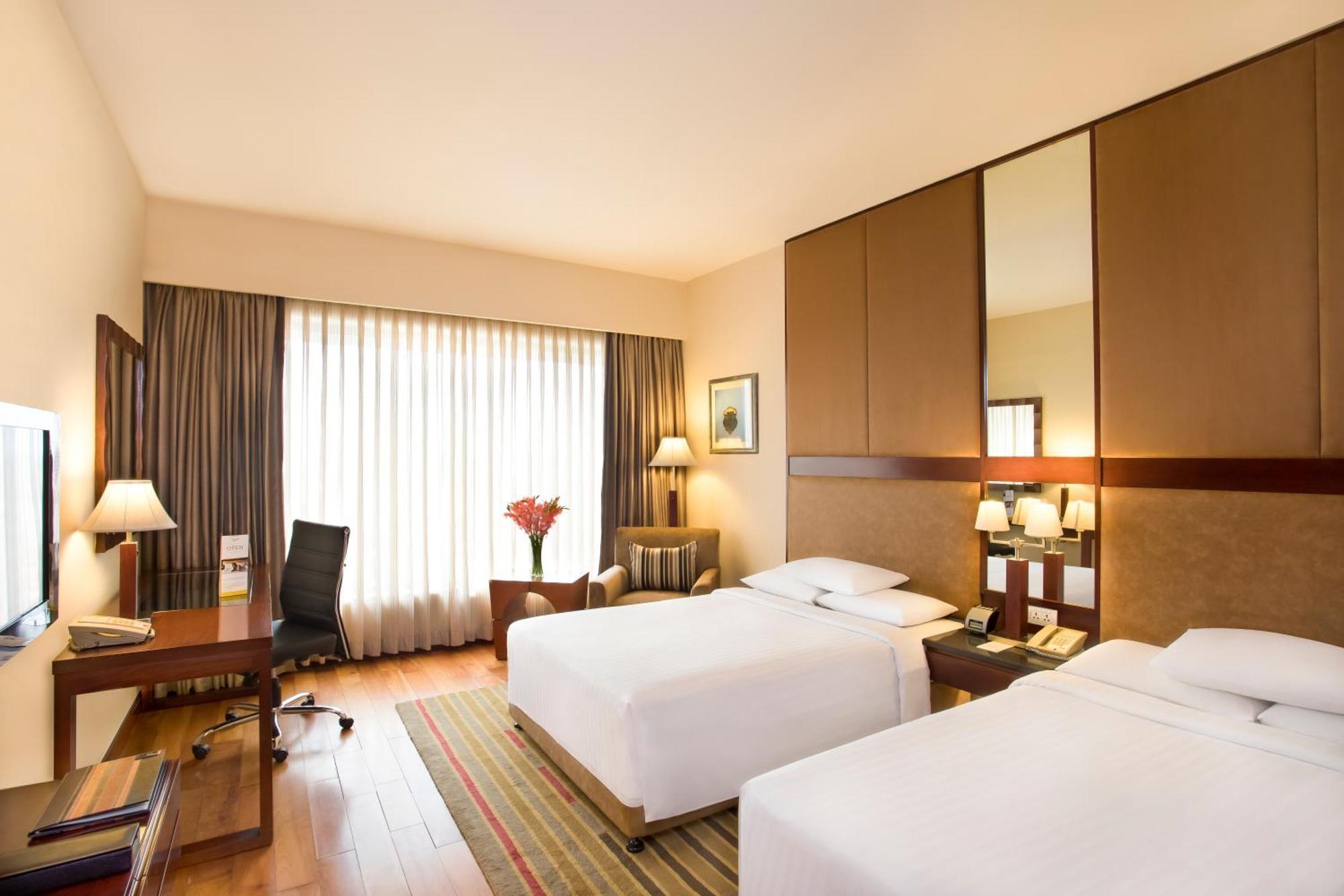 Hotel Courtyard By Marriott Ahmedabad Exterior foto