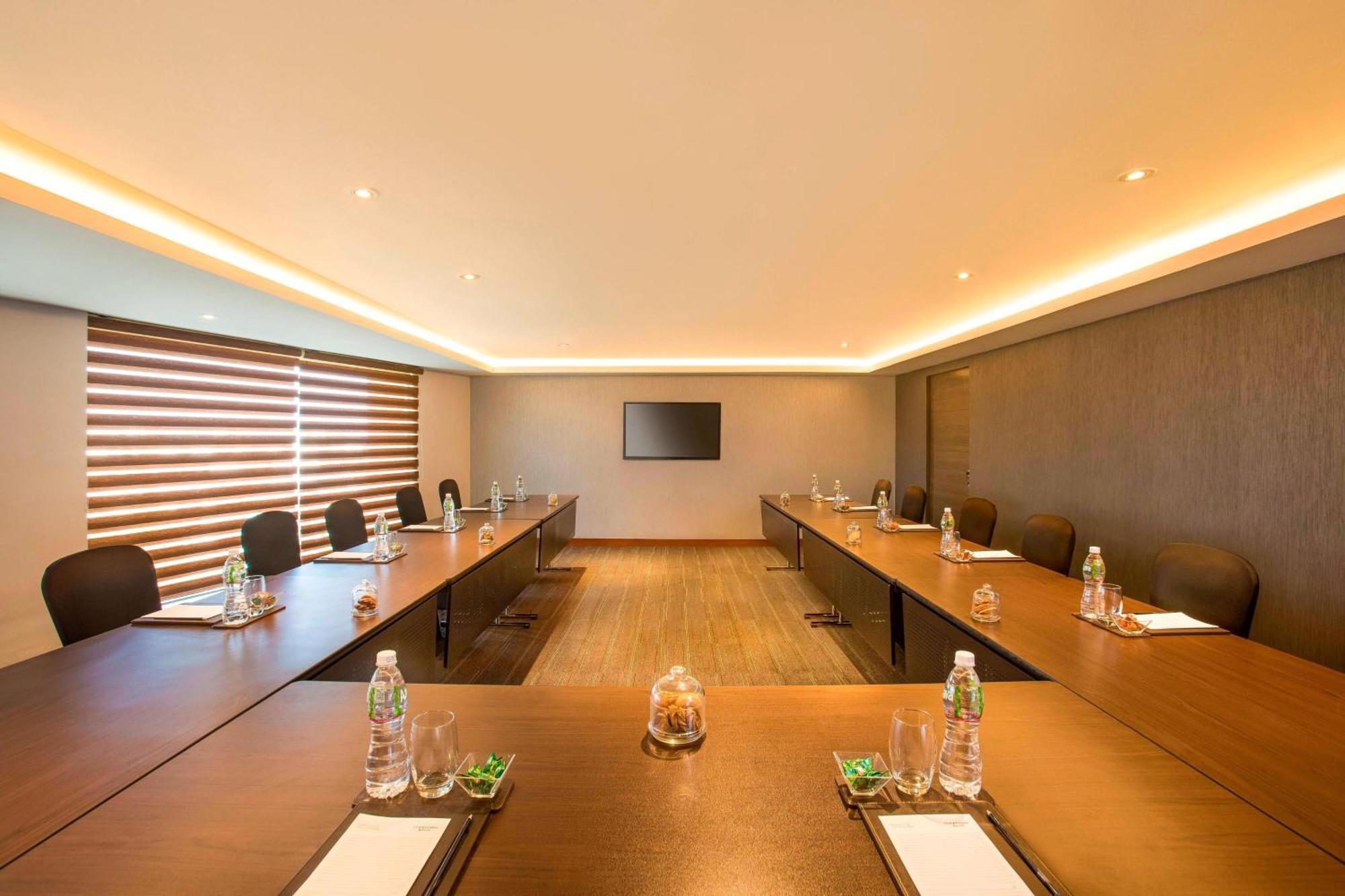 Hotel Courtyard By Marriott Ahmedabad Exterior foto