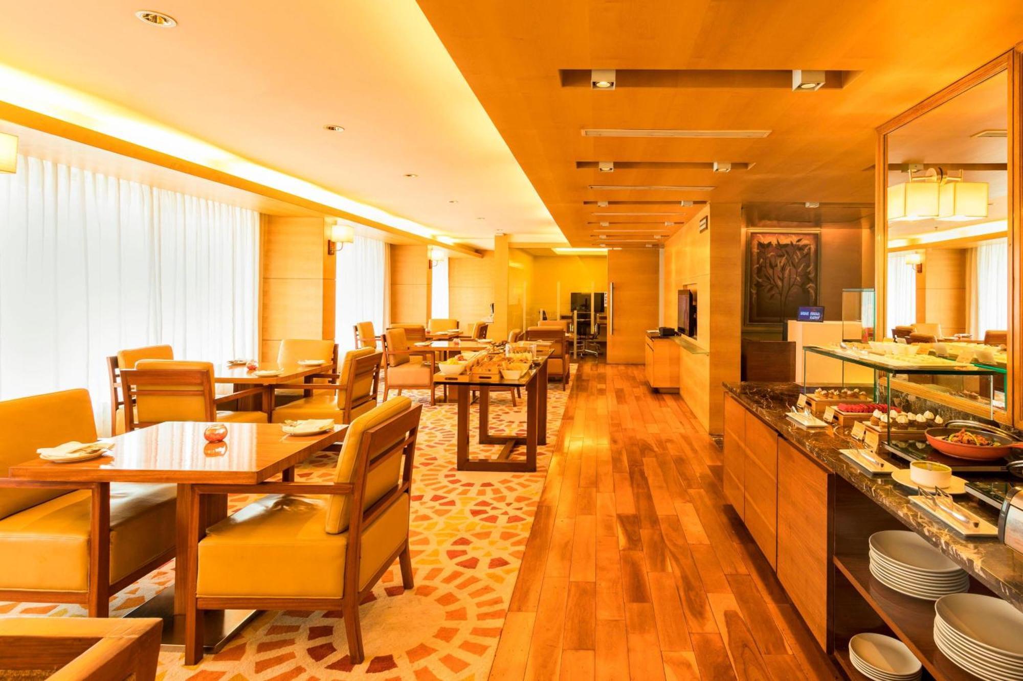 Hotel Courtyard By Marriott Ahmedabad Exterior foto