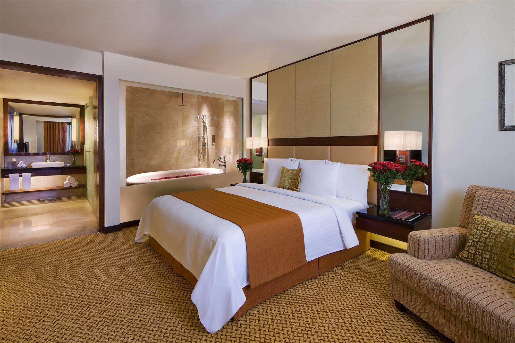 Hotel Courtyard By Marriott Ahmedabad Exterior foto