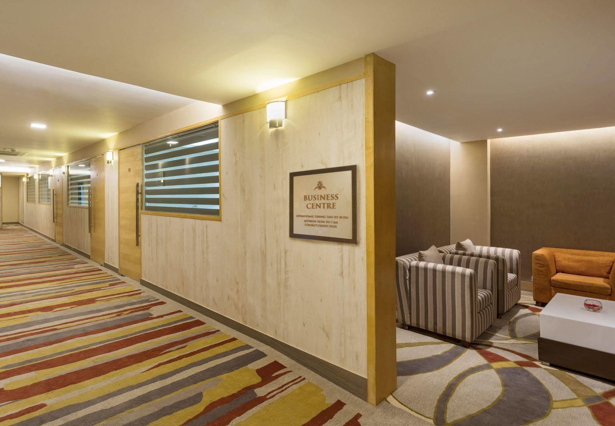 Hotel Courtyard By Marriott Ahmedabad Exterior foto